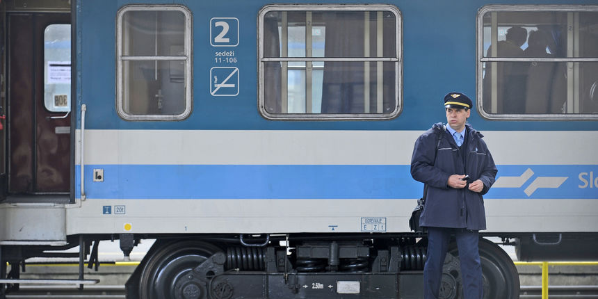 Cetiri sindikata HZ-a za danas su odrzali prosvjed koji je poceo u 10.55 te zavsio u 11.10. Straj je odrzan zbog uvjerenja da se novac u HZ-u trosi za odrzavanje na zivotu tvrtki kceri, a da se u zeljeznicku infrastrukturu ne ulaze nista, sto dovodi u pit