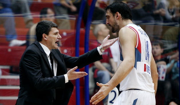 Zagreb, 120510.
Kosarkaska utakmica Cibona – Zadar, prve hrvatske kosarkaske lige u kosarkaskom centru “Drazen Petrovic”.
Na slici: trener Cibone Velimir Perasovic i Dalibor Bagaric.
Foto: Dragan Matic / Cropix