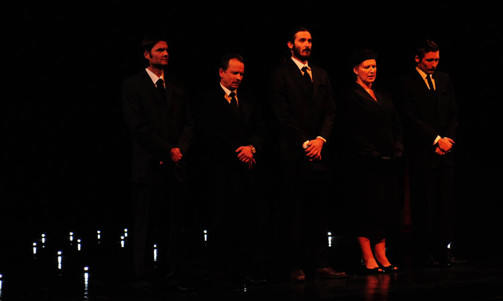 Zadar, 7.3.2012. snimio: Nenad Marčev
HNK Split
Arthur Miller: SMRT TRGOVAČKOG PUTNIKA, drama
redatelj: Dušan Jovanović
premijera: 27. ožujka 2011.
Uloge:
Willy Loman: Mustafa Nadarević,
Linda: Snježana Sinovčić Šiškov
Biff Loman: Mijo Juriši Zadar, 7.3.2012. snimio: Nenad Marčev
HNK Split
Arthur Miller: SMRT TRGOVAČKOG PUTNIKA, drama
redatelj: Dušan Jovanović
premijera: 27. ožujka 2011.
Uloge:
Willy Loman: Mustafa Nadarević,
Linda: Snježana Sinovčić Šiškov
Biff Loman: Mijo Juriši