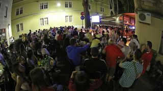 Utakmica Hrvatske i Kameruna gledala se u zadarskim kafićima, foto: Filip Brala/PIXSELL Utakmica Hrvatske i Kameruna gledala se u zadarskim kafićima, foto: Filip Brala/PIXSELL
