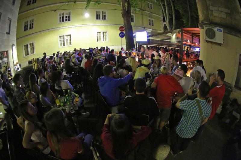 Utakmica Hrvatske i Kameruna gledala se u zadarskim kafićima, foto: Filip Brala/PIXSELL Utakmica Hrvatske i Kameruna gledala se u zadarskim kafićima, foto: Filip Brala/PIXSELL