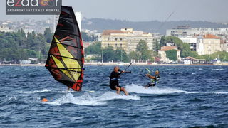 Guštanje surfera u jakom jugu Guštanje surfera u jakom jugu
