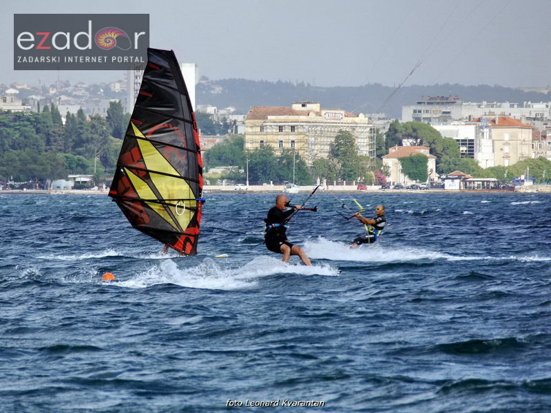 Guštanje surfera u jakom jugu Guštanje surfera u jakom jugu