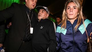 Diego Maradona s djevojkom stigao Zagreb na finale Davis Cupa Diego Maradona s djevojkom stigao Zagreb na finale Davis Cupa