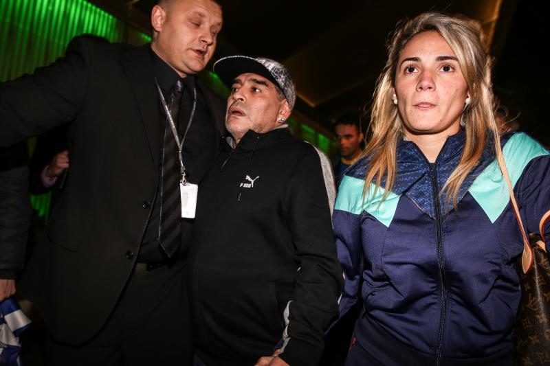 Diego Maradona s djevojkom stigao Zagreb na finale Davis Cupa Diego Maradona s djevojkom stigao Zagreb na finale Davis Cupa