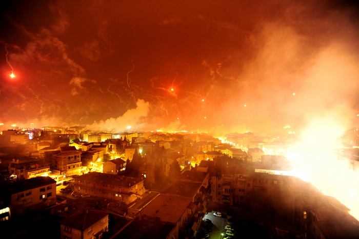 Split, 130211.
Proslava stotog rodjendana NK Hajduk.
Torcida je po gradu i po kvartovima upalila tisuce baklji
Foto: Nikola Vilic / CROPIX Split, 130211.
Proslava stotog rodjendana NK Hajduk.
Torcida je po gradu i po kvartovima upalila tisuce baklji
Foto: Nikola Vilic / CROPIX