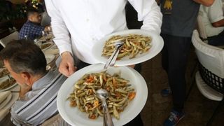 Zadar – Poznati zadarski ugostitelj Erik Pavin na rucak je pozvao djelatnike Cistoce koji su mogli gustati u vrhunskom ribljem meniju. Photo: Filip Brala/PIXSEL Zadar – Poznati zadarski ugostitelj Erik Pavin na rucak je pozvao djelatnike Cistoce koji su mogli gustati u vrhunskom ribljem meniju. Photo: Filip Brala/PIXSEL