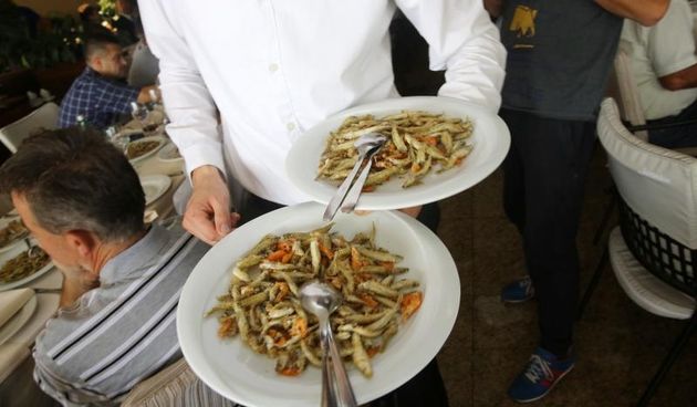 Zadar – Poznati zadarski ugostitelj Erik Pavin na rucak je pozvao djelatnike Cistoce koji su mogli gustati u vrhunskom ribljem meniju. Photo: Filip Brala/PIXSEL