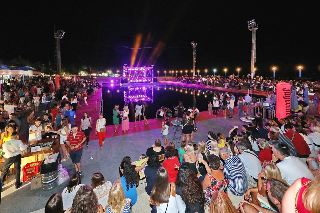 Čudesna Doris Dragović oduševila u Biogradu na Moru Čudesna Doris Dragović oduševila u Biogradu na Moru