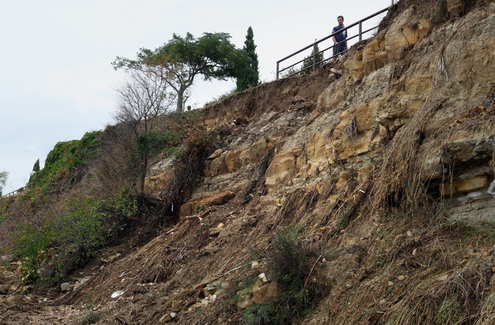 Zadar, 020912.
Nakon jucerasnjeg kisnog dana i danas se zbrajaju stete. Na arbanaskom setalistu Karma doslo je i do nekoliko odrona, a na jednom djelu ugrozena je setnica i sigurnost setaca.
Na fotografiji: prizor na mjestu odrona.
Foto: Jure Miskovic / C Zadar, 020912.
Nakon jucerasnjeg kisnog dana i danas se zbrajaju stete. Na arbanaskom setalistu Karma doslo je i do nekoliko odrona, a na jednom djelu ugrozena je setnica i sigurnost setaca.
Na fotografiji: prizor na mjestu odrona.
Foto: Jure Miskovic / C