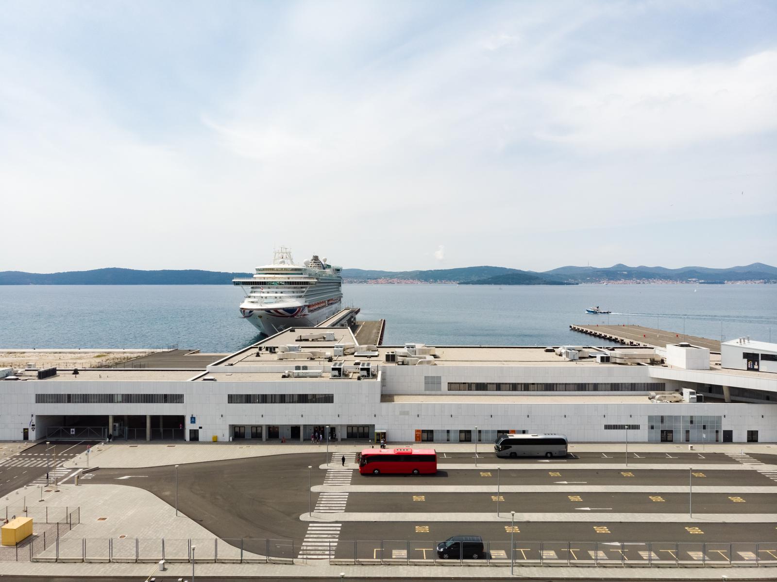 Zadar: Jutros u Gaženicu uplovio kruzer Azura Zadar: Jutros u Gaženicu uplovio kruzer Azura