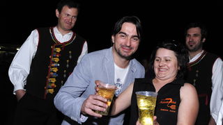 Sibenik, 030612.
Stadion Subicevac.
Veceras je odrzan humanitarni koncert “Sibenska srca za nasu dicu” na kojem su prikupljana sredstva za lijecenje djece oboljele od malignih bolesti. Koncert je vodila poznata glumica Doris Pincic, a nastupile su mnoge e Sibenik, 030612.
Stadion Subicevac.
Veceras je odrzan humanitarni koncert “Sibenska srca za nasu dicu” na kojem su prikupljana sredstva za lijecenje djece oboljele od malignih bolesti. Koncert je vodila poznata glumica Doris Pincic, a nastupile su mnoge e