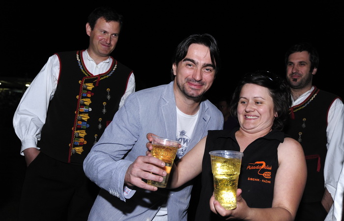 Sibenik, 030612.
Stadion Subicevac.
Veceras je odrzan humanitarni koncert “Sibenska srca za nasu dicu” na kojem su prikupljana sredstva za lijecenje djece oboljele od malignih bolesti. Koncert je vodila poznata glumica Doris Pincic, a nastupile su mnoge e Sibenik, 030612.
Stadion Subicevac.
Veceras je odrzan humanitarni koncert “Sibenska srca za nasu dicu” na kojem su prikupljana sredstva za lijecenje djece oboljele od malignih bolesti. Koncert je vodila poznata glumica Doris Pincic, a nastupile su mnoge e