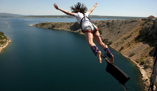 28.6.2014., Maslenica – Gimnasticar Marijo Moznik otvorio je sezonu bungee skokova s Maslenickog mosta. On je izveo dvostruki salto s uronom u more. Photo: Dino Stanin/PIXSELL