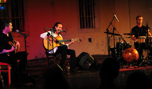 Zadar, 27.07.2012. snimio: Nenad Marčev 
SERGE LOPEZ TRIO (FRA-ESP)
Serge Lopez – gitara,vokal
Jacky Grandjean – bas gitara, 
Pascal Rollando – udaraljke
18. ZADARSKO KAZALIŠNO LJETO 
FESTIVAL SUVREMENE GLAZBE
dvorište Providurove palače