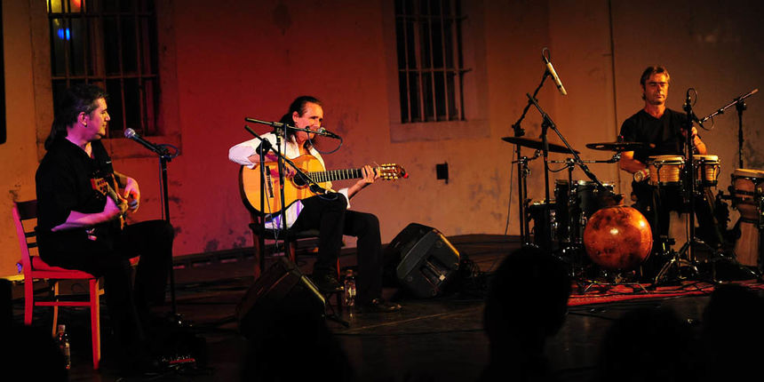 Zadar, 27.07.2012. snimio: Nenad Marčev 
SERGE LOPEZ TRIO (FRA-ESP)
Serge Lopez – gitara,vokal
Jacky Grandjean – bas gitara, 
Pascal Rollando – udaraljke
18. ZADARSKO KAZALIŠNO LJETO 
FESTIVAL SUVREMENE GLAZBE
dvorište Providurove palače