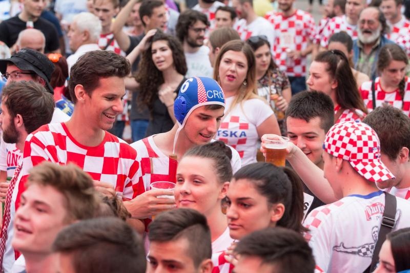 Hrvatski navijači okupirali Lens uoči utakmice s Portugalom, Photo: PIXSELL Hrvatski navijači okupirali Lens uoči utakmice s Portugalom, Photo: PIXSELL