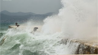 Lom valova na zadarskoj rivi 7. studenog 2014.  Foto: Marin Pitton