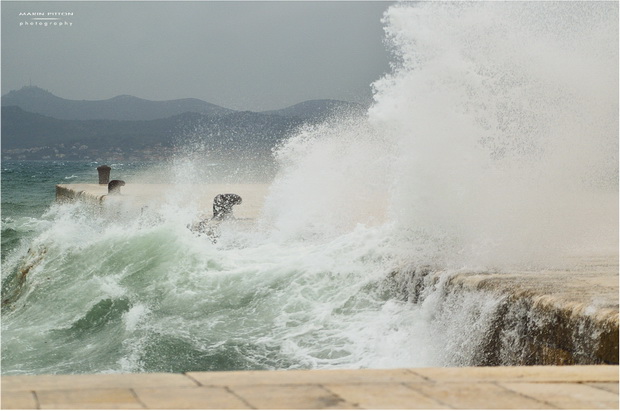 Lom valova na zadarskoj rivi 7. studenog 2014.  Foto: Marin Pitton