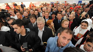 Biograd,130912.
Otvorenje 59. svjetskog prvenstva u oranju koje se odrzava u Jankolovici pokraj Biograda od 13.-15.09.2012.
Na fotografiji: detalj s otvorenja; Bozidar Kalmeta(u sredini).
Foto: Luka Gerlanc / CROPIX Biograd,130912.
Otvorenje 59. svjetskog prvenstva u oranju koje se odrzava u Jankolovici pokraj Biograda od 13.-15.09.2012.
Na fotografiji: detalj s otvorenja; Bozidar Kalmeta(u sredini).
Foto: Luka Gerlanc / CROPIX