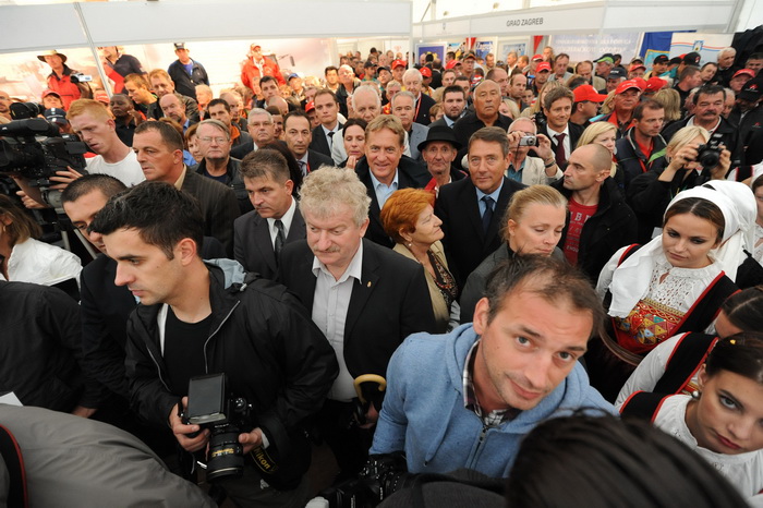 Biograd,130912.
Otvorenje 59. svjetskog prvenstva u oranju koje se odrzava u Jankolovici pokraj Biograda od 13.-15.09.2012.
Na fotografiji: detalj s otvorenja; Bozidar Kalmeta(u sredini).
Foto: Luka Gerlanc / CROPIX Biograd,130912.
Otvorenje 59. svjetskog prvenstva u oranju koje se odrzava u Jankolovici pokraj Biograda od 13.-15.09.2012.
Na fotografiji: detalj s otvorenja; Bozidar Kalmeta(u sredini).
Foto: Luka Gerlanc / CROPIX