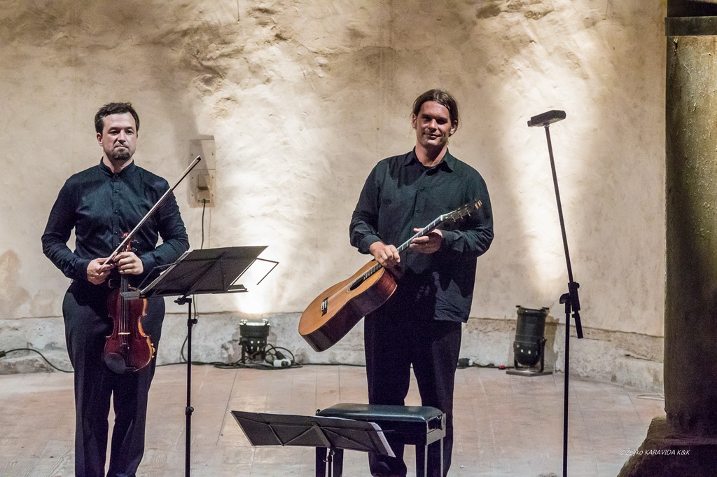 Violinist Martin Draušnik i gitarist Krešimir Bedek u Sv. Donatu izveli program “Paganini i gitara” Violinist Martin Draušnik i gitarist Krešimir Bedek u Sv. Donatu izveli program “Paganini i gitara”