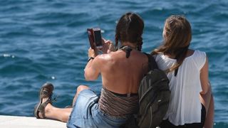 Velik broj turista jutro je proveo u gradu, a dio njih odlucio je plazu zamijeniti rivom. Photo: Dino Stanin/PIXSELL Autor  Dino Stanin/PIXSELL Ključne riječi  gosti, sunce, more, turisti, turizam, kupanje, suncanje, riva