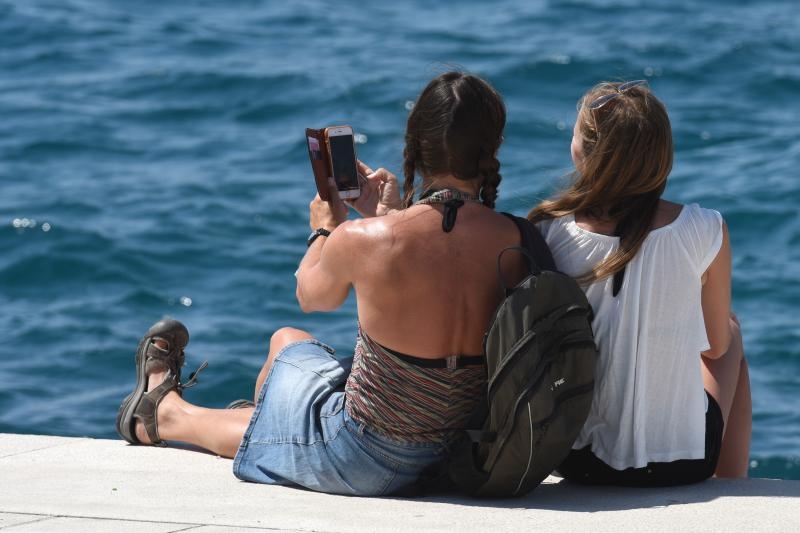 Velik broj turista jutro je proveo u gradu, a dio njih odlucio je plazu zamijeniti rivom. Photo: Dino Stanin/PIXSELL Autor  Dino Stanin/PIXSELL Ključne riječi  gosti, sunce, more, turisti, turizam, kupanje, suncanje, riva