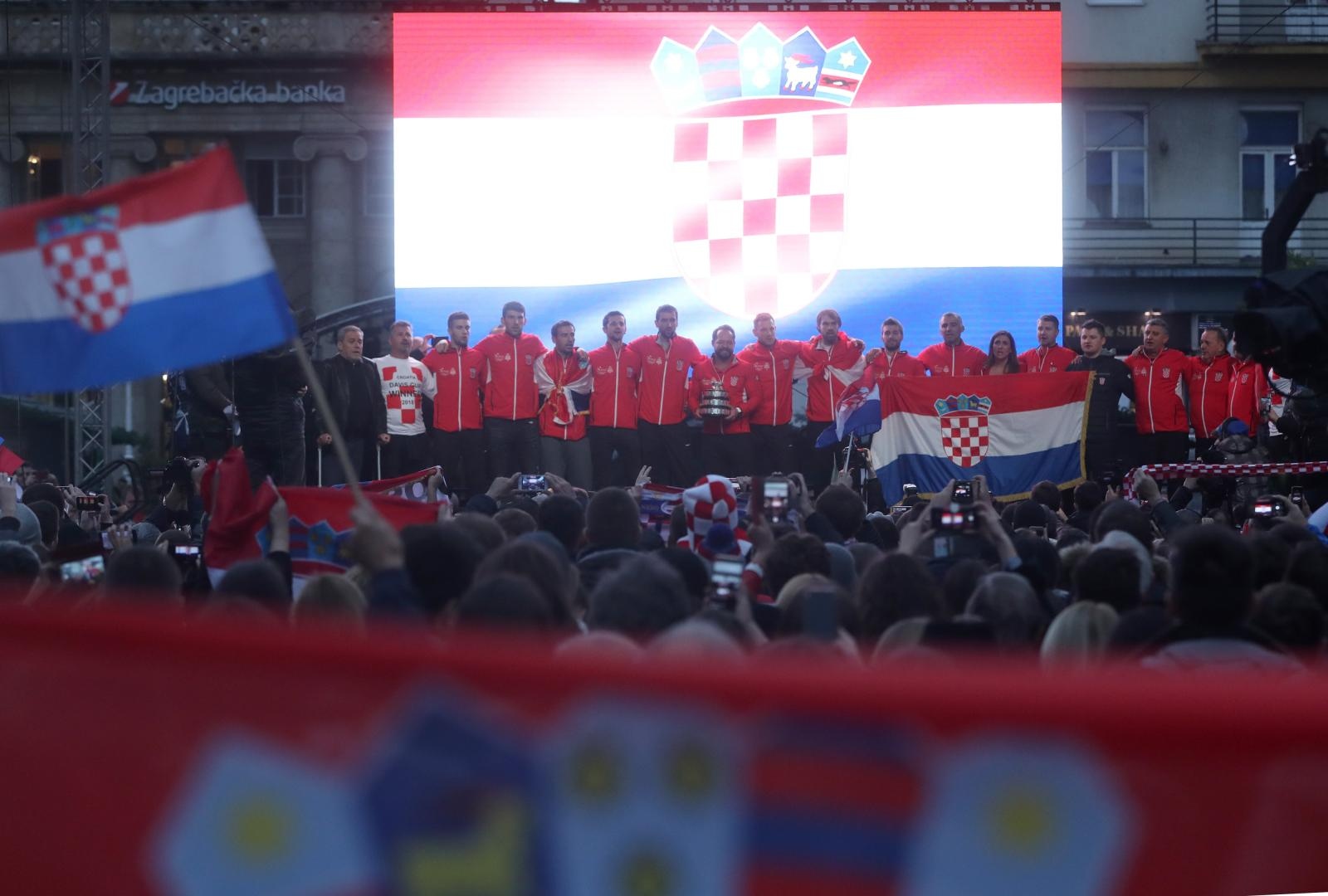 Zlatne tenisače na Trgu bana Josipa Jelačića dočekale tisuće navijača Zlatne tenisače na Trgu bana Josipa Jelačića dočekale tisuće navijača