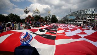 U Fun zoni u Kalinjingradu hrvatski navijači razvili 96-metarsku zastavu