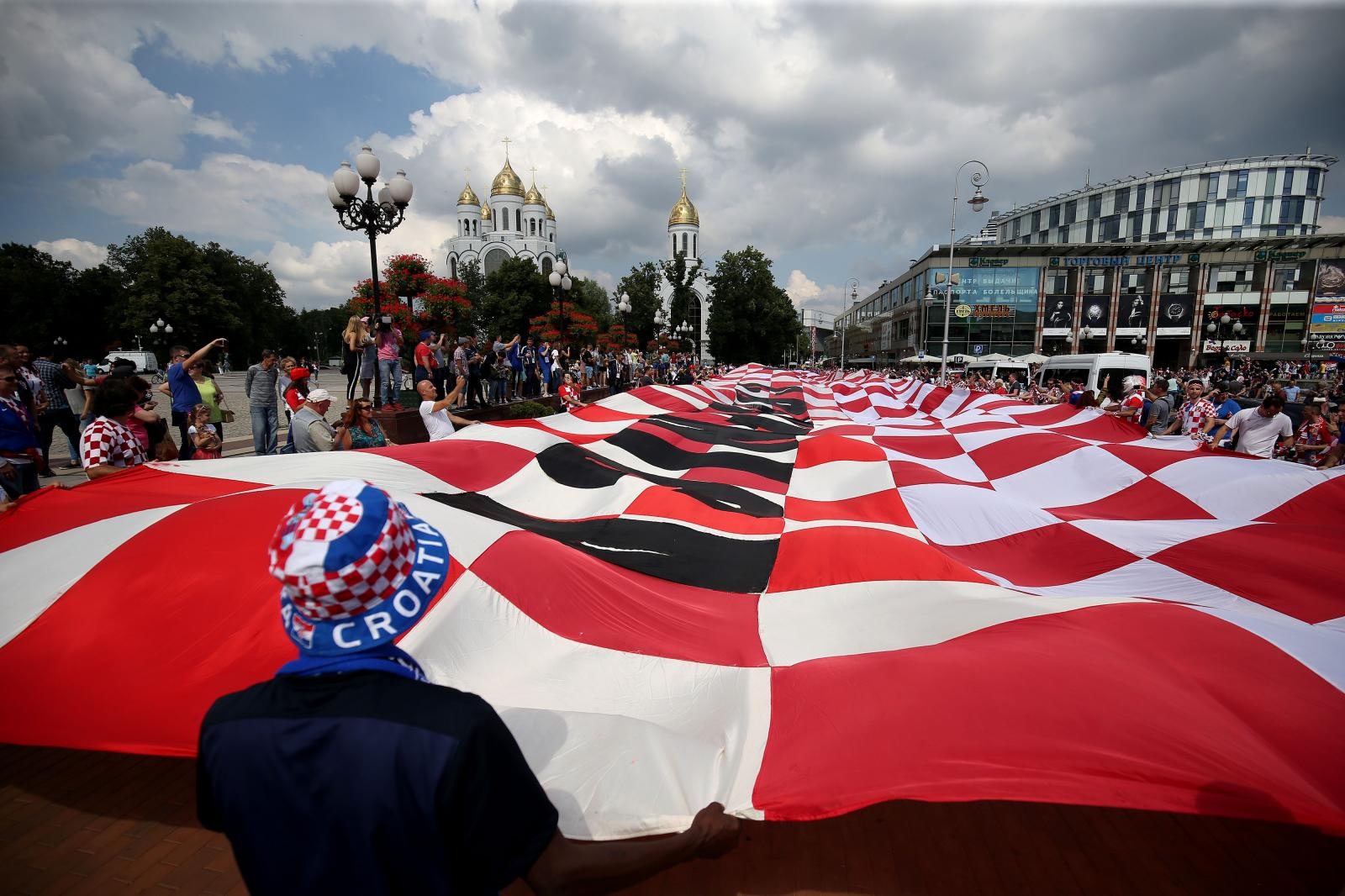 U Fun zoni u Kalinjingradu hrvatski navijači razvili 96-metarsku zastavu