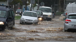 Zadar, 121012. 
Jaka kisa koja od sinoc pada na zadarskom podrucju stvorila je velike probleme u prometu. Najvise problema bilo je kod vec poznatih kriticnih mjesta u gradu: na Relji,kod Veslackog,na Branimiru.
Na fotografiji: detalj sa raskrizja kod Vesl