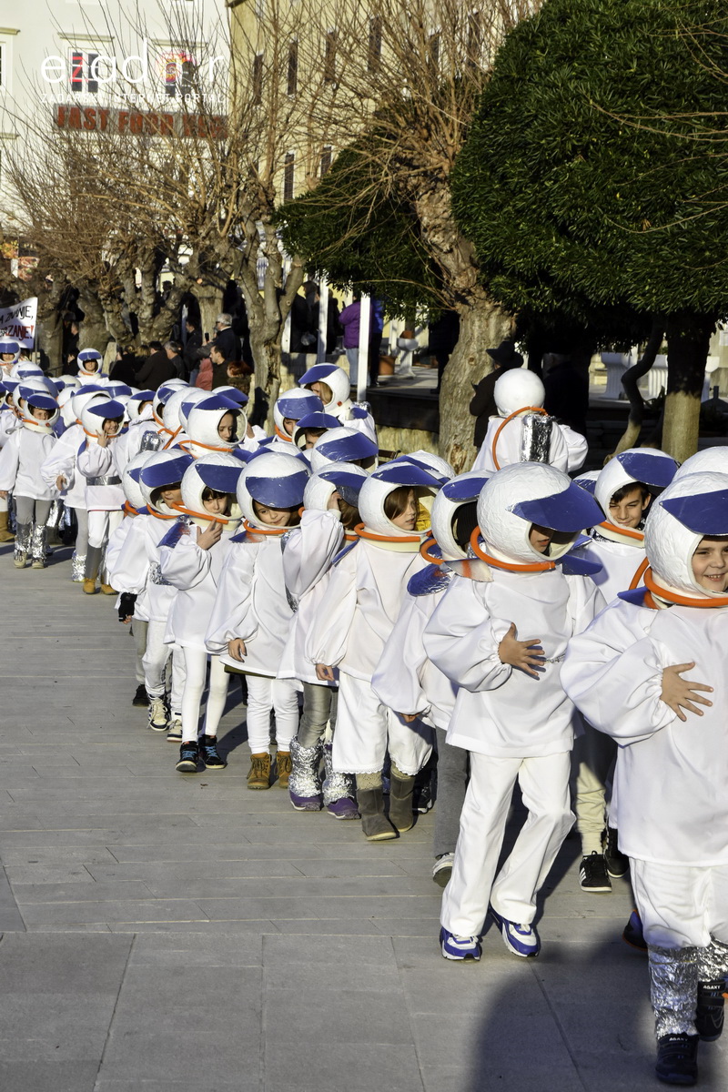 Paški zimski karneval 2018: Karnevalska povorka prošla ulicama grada do Pijace