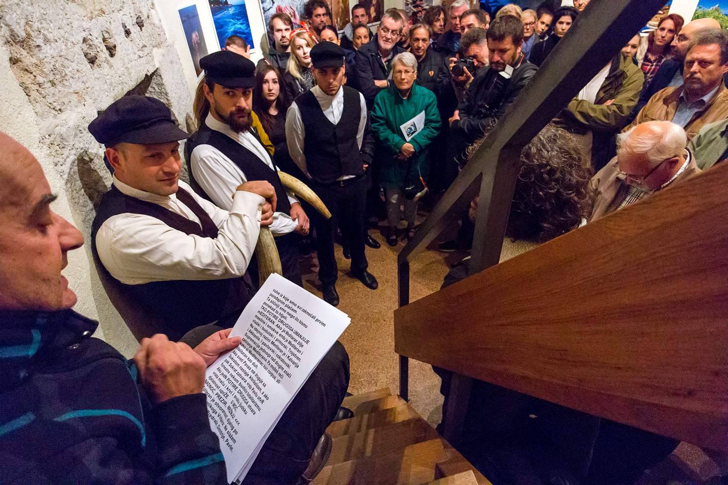 Galerija Kapetanova kula: Svečano otvorenje izložbe “Rastočeno vrime” Stipe Suraća. Foto: Mladen Radolović Mrlja Galerija Kapetanova kula: Svečano otvorenje izložbe “Rastočeno vrime” Stipe Suraća. Foto: Mladen Radolović Mrlja