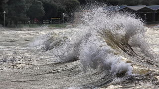 Zapadnjak i plima poplavili ulice