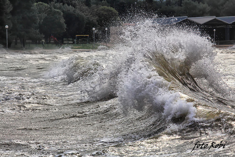 Zapadnjak i plima poplavili ulice