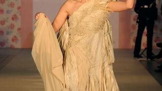 Skopje, Makedonija, 301010.
Sinoc je poceo ‘fashion weekend’ u Skopju. Na otvaranju
‘fashion weekend’-a revijom se predstavila poznata makedonska dizajnerica Elena Luka.
Na slici: lijepe manekenke su nosile modele u baroknom stilu.
Foto: Maja Zlatevska / Skopje, Makedonija, 301010.
Sinoc je poceo ‘fashion weekend’ u Skopju. Na otvaranju
‘fashion weekend’-a revijom se predstavila poznata makedonska dizajnerica Elena Luka.
Na slici: lijepe manekenke su nosile modele u baroknom stilu.
Foto: Maja Zlatevska /