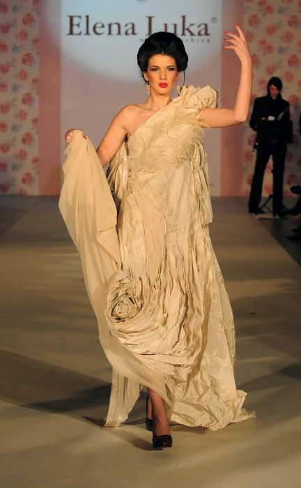 Skopje, Makedonija, 301010.
Sinoc je poceo ‘fashion weekend’ u Skopju. Na otvaranju
‘fashion weekend’-a revijom se predstavila poznata makedonska dizajnerica Elena Luka.
Na slici: lijepe manekenke su nosile modele u baroknom stilu.
Foto: Maja Zlatevska / Skopje, Makedonija, 301010.
Sinoc je poceo ‘fashion weekend’ u Skopju. Na otvaranju
‘fashion weekend’-a revijom se predstavila poznata makedonska dizajnerica Elena Luka.
Na slici: lijepe manekenke su nosile modele u baroknom stilu.
Foto: Maja Zlatevska /