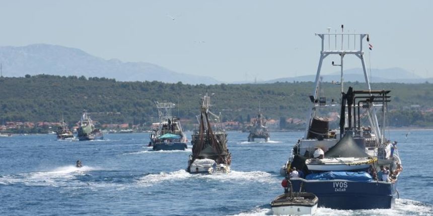 Defile ribarskih brodova u sklopu Kualjske ribarske noći, Photo: Dino Stanin/PIXSELL Defile ribarskih brodova u sklopu Kualjske ribarske noći, Photo: Dino Stanin/PIXSELL