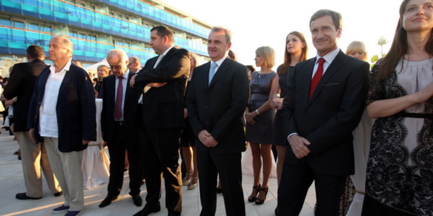 Zadar, 040512.
Falkensteiner Hotel & Spa Iadera u Punta Skali u Petrcanima kraj Zadra. Investicija vrijedna 160 milijuna eura prema rijecima celnih ljudi isplatila se. Hotel koji je otvoren lani u srpnju, danas je otvoren i sluzbeno. Na otvorenju su bile Zadar, 040512.
Falkensteiner Hotel & Spa Iadera u Punta Skali u Petrcanima kraj Zadra. Investicija vrijedna 160 milijuna eura prema rijecima celnih ljudi isplatila se. Hotel koji je otvoren lani u srpnju, danas je otvoren i sluzbeno. Na otvorenju su bile