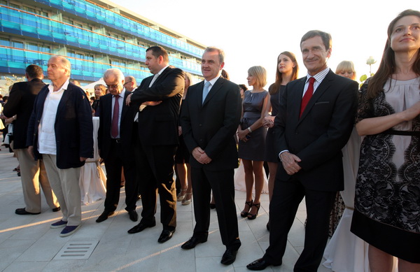 Zadar, 040512.
Falkensteiner Hotel & Spa Iadera u Punta Skali u Petrcanima kraj Zadra. Investicija vrijedna 160 milijuna eura prema rijecima celnih ljudi isplatila se. Hotel koji je otvoren lani u srpnju, danas je otvoren i sluzbeno. Na otvorenju su bile Zadar, 040512.
Falkensteiner Hotel & Spa Iadera u Punta Skali u Petrcanima kraj Zadra. Investicija vrijedna 160 milijuna eura prema rijecima celnih ljudi isplatila se. Hotel koji je otvoren lani u srpnju, danas je otvoren i sluzbeno. Na otvorenju su bile