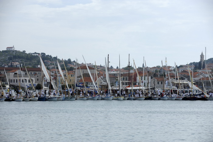 Otok Murter, 300912.
Latinsko idro, najveca regata tradicionalnih gajeta, leuta i kaica odrzana je danas u Murteru. Na regati je startalo oko 100 brodova.
Foto: Niksa Stipanicev / CROPIX Otok Murter, 300912.
Latinsko idro, najveca regata tradicionalnih gajeta, leuta i kaica odrzana je danas u Murteru. Na regati je startalo oko 100 brodova.
Foto: Niksa Stipanicev / CROPIX