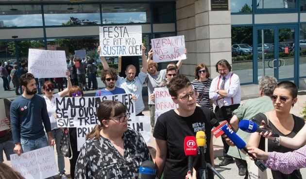 Dorotea Šušak i Espi Tomičić prosvjeduju ispred Ministarstva znanosti i sporta. Photo: Davor Puklavec/PIXSELL