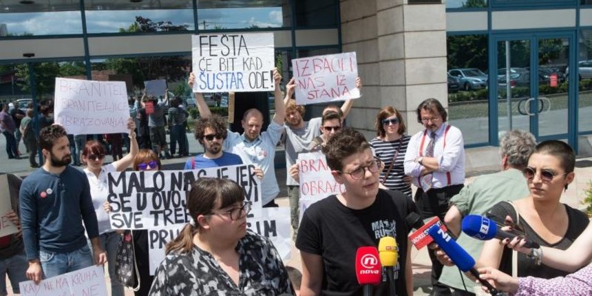 Dorotea Šušak i Espi Tomičić prosvjeduju ispred Ministarstva znanosti i sporta. Photo: Davor Puklavec/PIXSELL Dorotea Šušak i Espi Tomičić prosvjeduju ispred Ministarstva znanosti i sporta. Photo: Davor Puklavec/PIXSELL