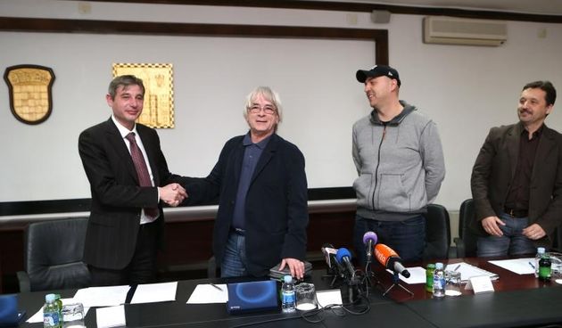 U velikoj vijecnici zgrade Gradske uprave potpisan je ugovor o sponzorstvu glazbene nagrade Porin 2015. Ugovor je u ime Grada Splita potpisao zamjenik gradonacelnika Goran Kovacevic, a u ime organizatora, Hrvatskog drustva skladatelja ugovor je supotpisao