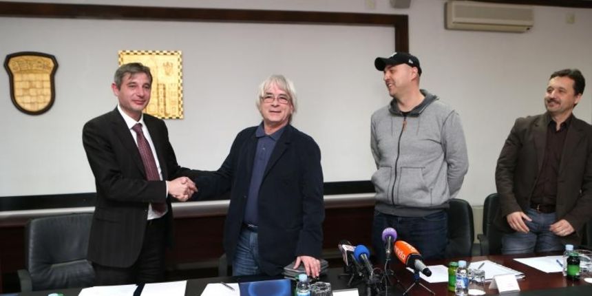 U velikoj vijecnici zgrade Gradske uprave potpisan je ugovor o sponzorstvu glazbene nagrade Porin 2015. Ugovor je u ime Grada Splita potpisao zamjenik gradonacelnika Goran Kovacevic, a u ime organizatora, Hrvatskog drustva skladatelja ugovor je supotpisao U velikoj vijecnici zgrade Gradske uprave potpisan je ugovor o sponzorstvu glazbene nagrade Porin 2015. Ugovor je u ime Grada Splita potpisao zamjenik gradonacelnika Goran Kovacevic, a u ime organizatora, Hrvatskog drustva skladatelja ugovor je supotpisao