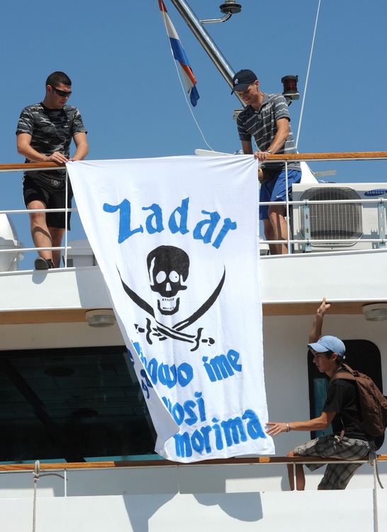 Zadar, 200811.
Navijacka skupina Tornado iz Zadra krenula je brodom na nogometnu utakmicu 5. kola 1. HNL-a u Sibeniku
Foto: Andrija Lucic / CROPIX Zadar, 200811.
Navijacka skupina Tornado iz Zadra krenula je brodom na nogometnu utakmicu 5. kola 1. HNL-a u Sibeniku
Foto: Andrija Lucic / CROPIX