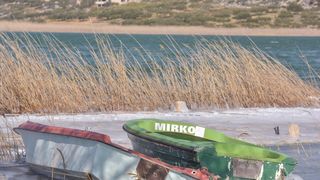 Ribarska lučica Prosika na Vranskom jezeru okovana ledom Ribarska lučica Prosika na Vranskom jezeru okovana ledom