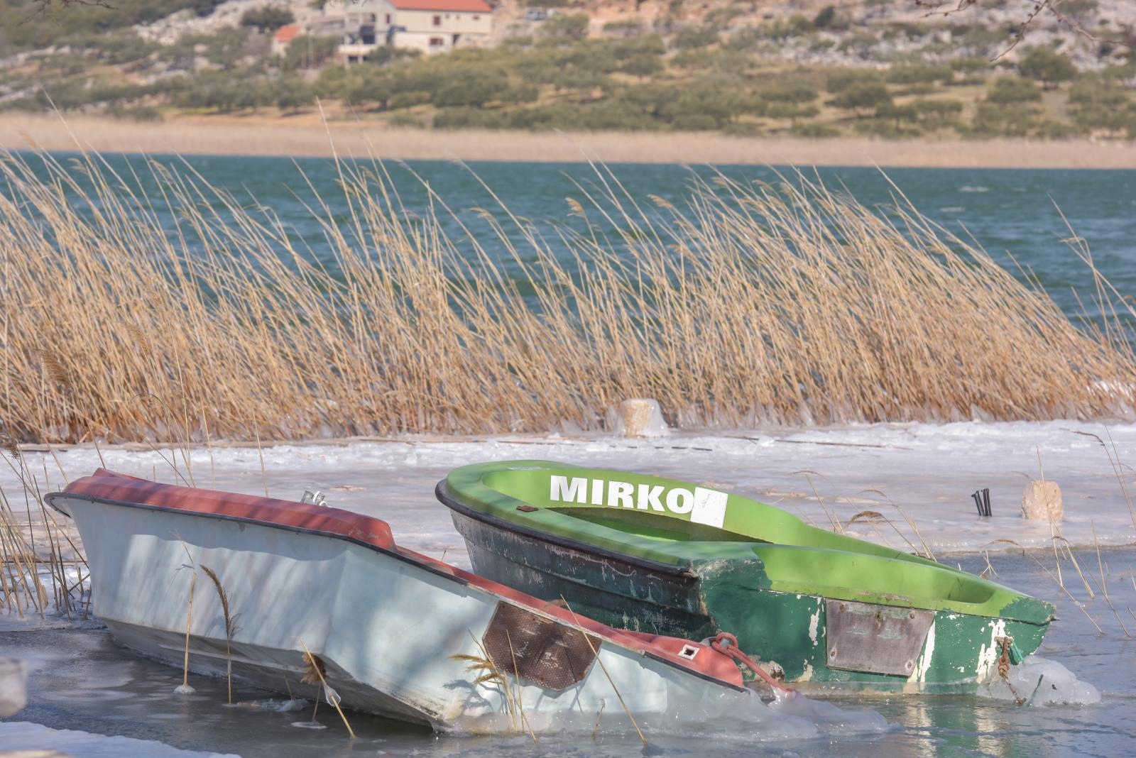 Ribarska lučica Prosika na Vranskom jezeru okovana ledom Ribarska lučica Prosika na Vranskom jezeru okovana ledom