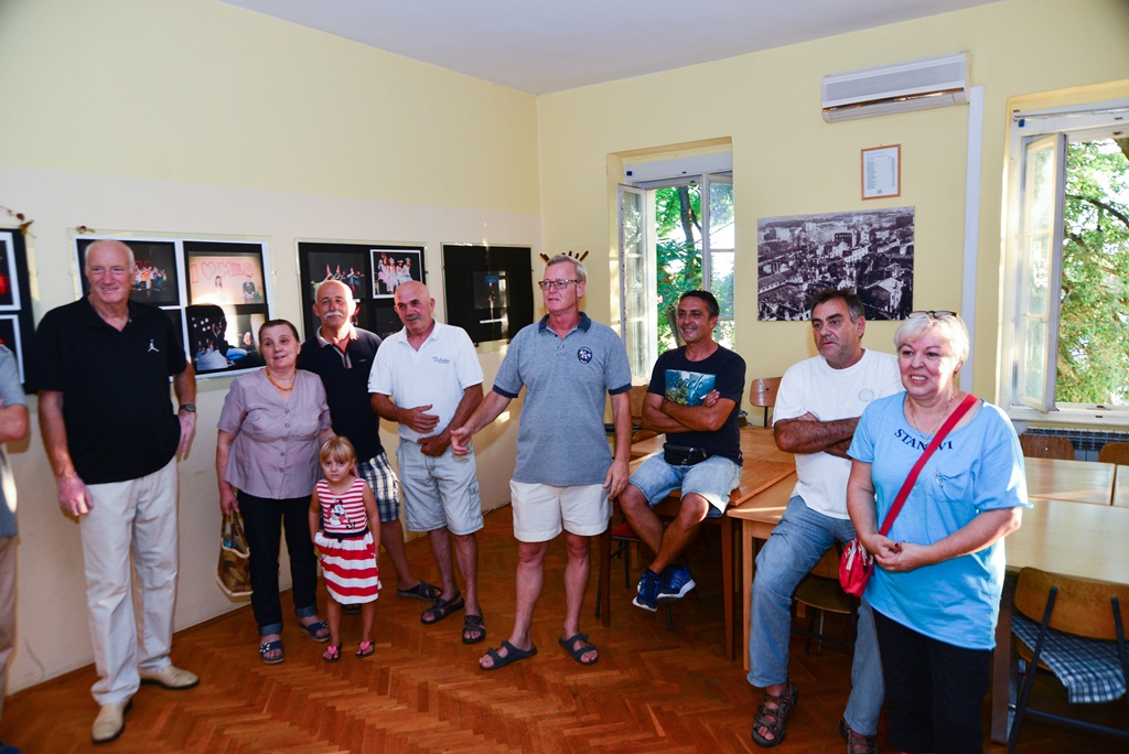 U MO Stanovi upriličeno je svečano otvorenje izložbe fotografija “Igrajmo se” autorice Ive Perinčić U MO Stanovi upriličeno je svečano otvorenje izložbe fotografija “Igrajmo se” autorice Ive Perinčić